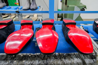 红底鞋是怎么做出来的?跟我们到它的工厂里看一看-服装科技情报-中国服装人才网