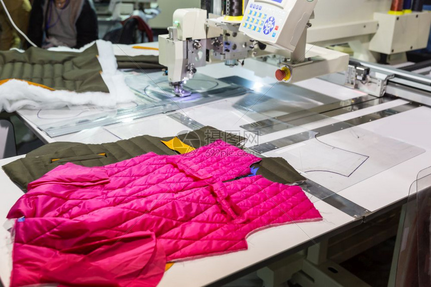 服装厂裁剪车间的缝纫机没有人面料生产缝纫制造针线活技术服装厂裁剪